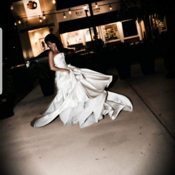 Wedding gown - Picture 5 of 7